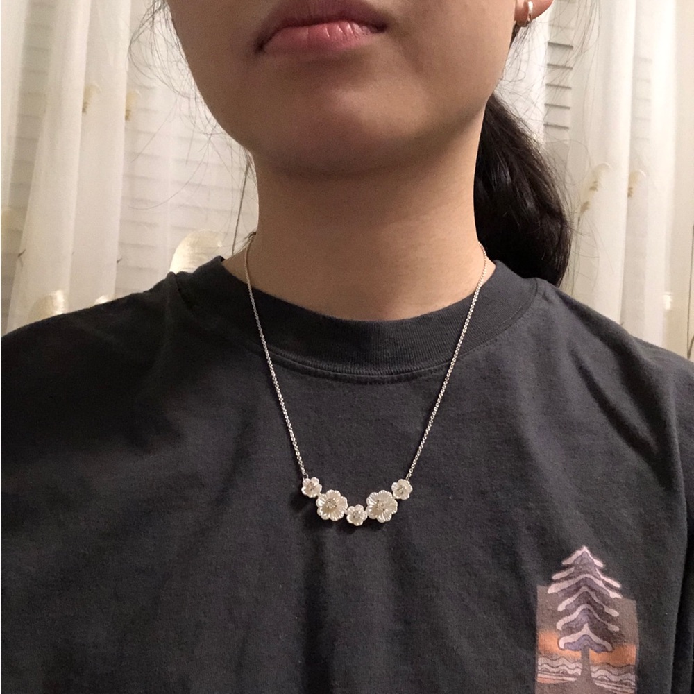 🩵 Free add-on || Rhinestone centers flower necklace - Picture 3 of 3